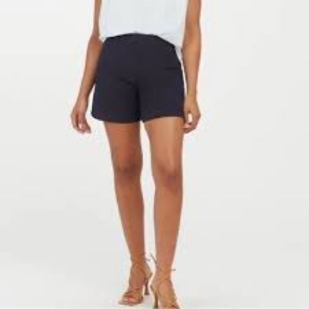 Spanx On-The-Go 6” Shorts in Classic Navy Size: M